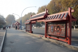 候車亭廠家奧爾特承建安陽新式候車亭,為市民避風雨 提升文明城市形象